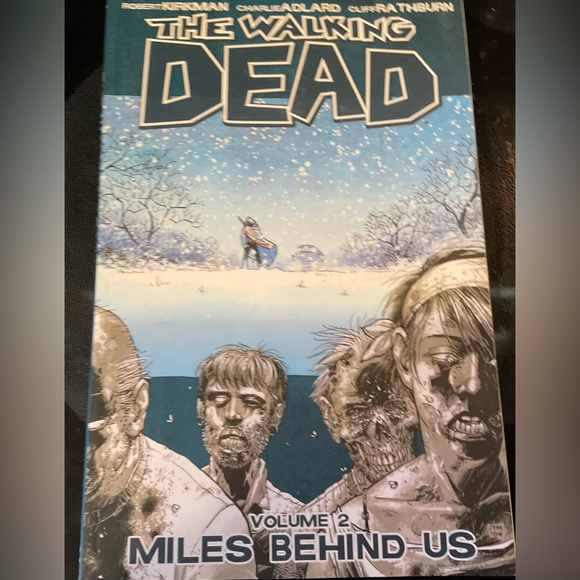 Walking Dead: comic books set of 5 books series 1 thou 5. Do not ship over 5 lbs - Picture 4 of 7